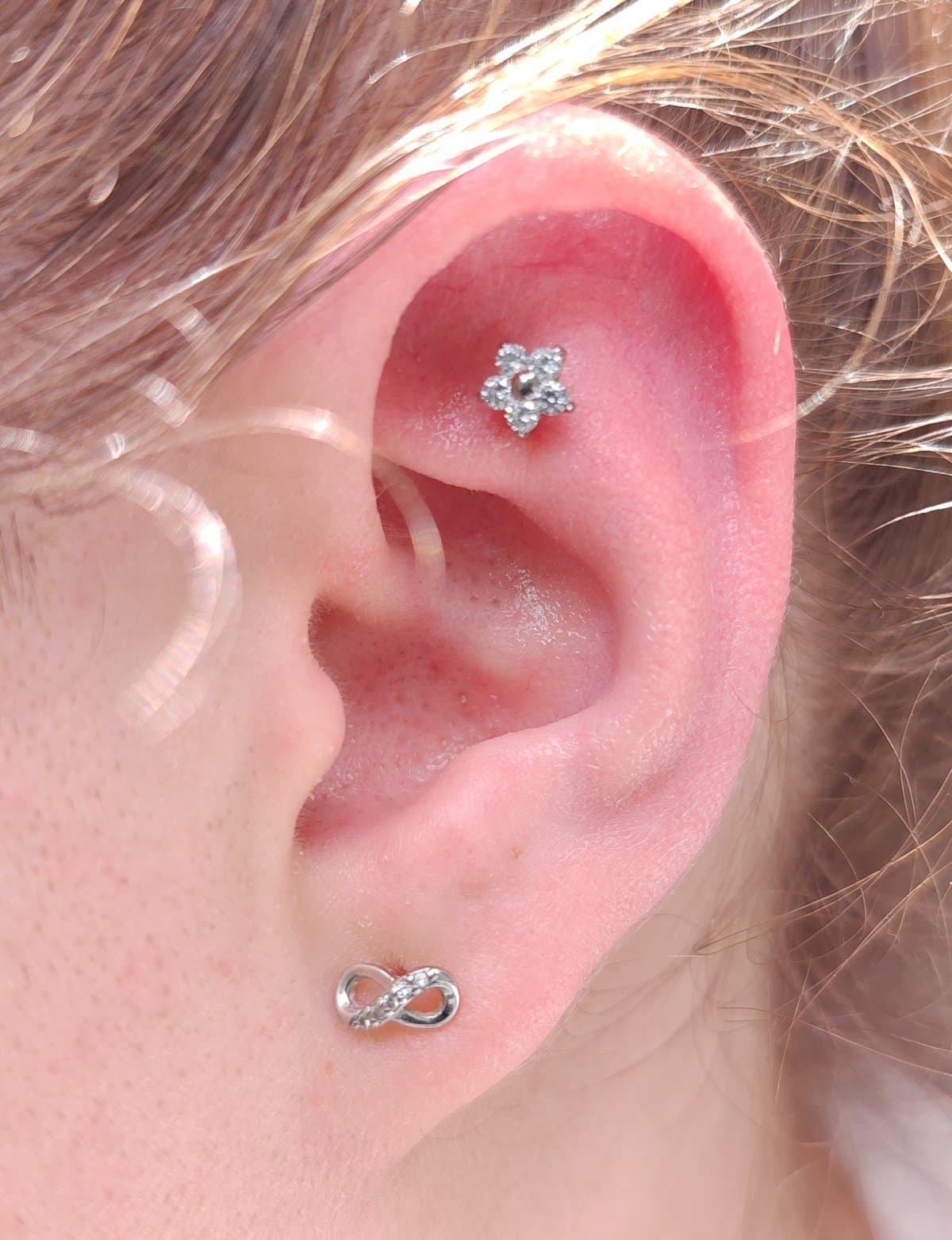 Stressz piercing (Shen-Men) – akupunktúrás piercing titánium ékszerrel